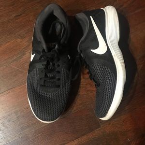 Women’s Nike Sz: 8